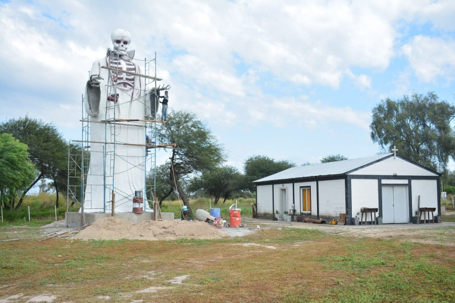 La construcción de una enorme estatua de San La Muerte divide a los vecinos de un humilde pueblo en el interior santiagueño